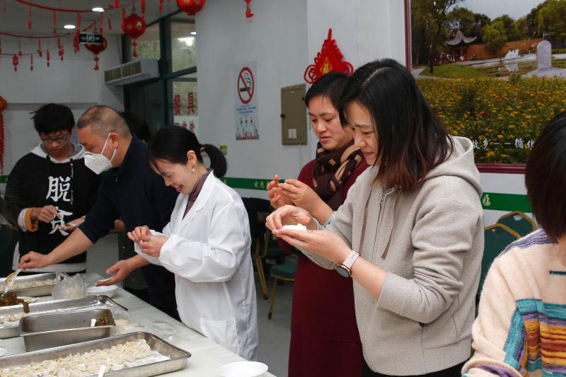 图为校党委副书记、副校长翁德玮与师生们一起包饺子